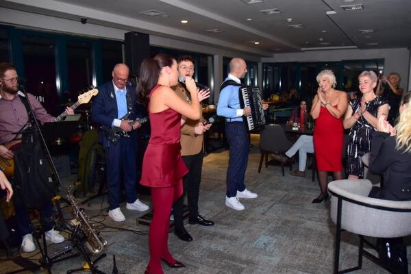 Sofra sa orkestrom svirao za muzičke zvezde, prekinuo nastup da bi pozdravio posebnog čoveka