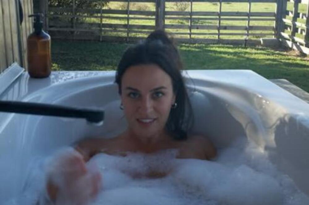 Ćerka Jovana Memedovića uživa za sve pare: Objavila fotke iz kade, od prizora staje dah, ne zna se šta je lepše