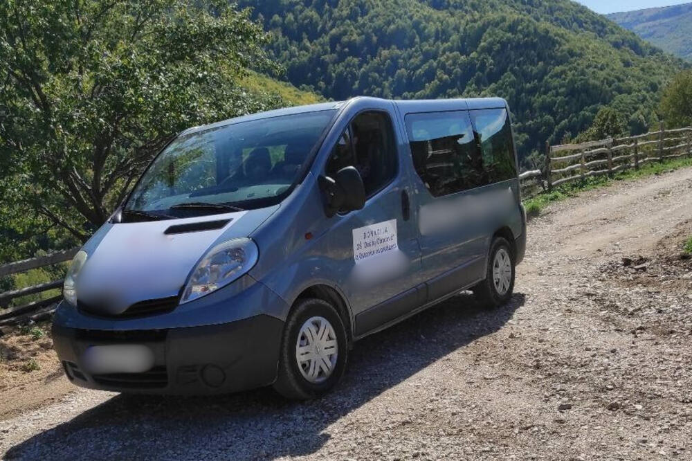 ĐACI PEŠAČE 10 KILOMETARA DO ŠKOLE I NIKOG NIJE BRIGA: Pokvario se školski kombi, DIREKTOR ODBIJA DA PREDUZME NEŠTO