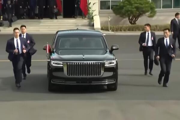 Ne može mu ni metak prići: Obezbeđenje Si Đinpinga napravilo živi štit, trče pored blindiranog automobila (VIDEO)