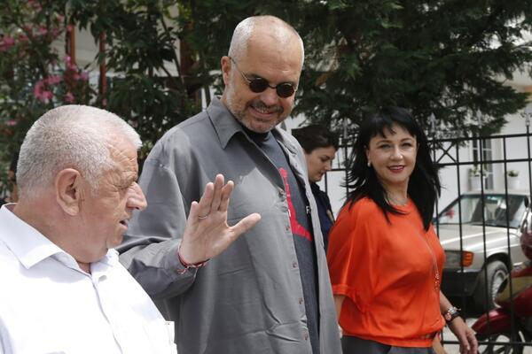 Ovo je druga žena Edija Rame o kojoj svi bruje! Muslimanka mu rodila dva sina - jedan je PRAVOSLAVAC, a drugi...