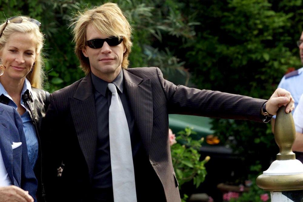 SRPKINJE LUDELE ZA PLAVOKOSIM MANGUPOM A SAD GA NE BI PREPOZNALE! Godine učinile svoje - bore su tu, a kosa OPADA