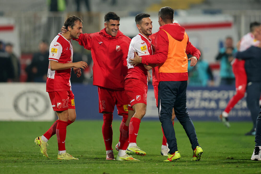 "Ajmo najglasnije, da nas čuju i oni tamo..." Fudbaler Vojvodine pecnuo igrače i navijače Zvezde (Video)