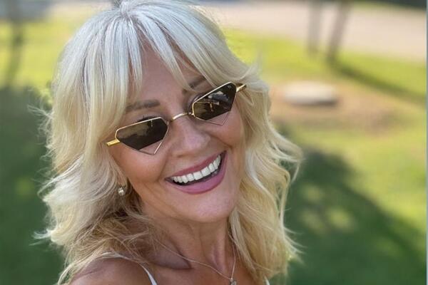 Otkopčala dugme na bluzi i razbudila maštu: Slavica Rokvić ko prava boginja, u 61. godini oduzima dah