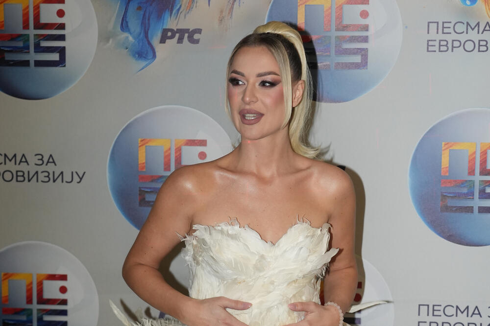 Zašto se o ovome ne zna ništa? Plavuša privlači pažnju gde god se pojavi, ali niko ne zna šta ima od škole