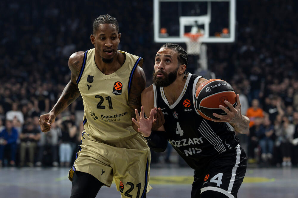 Muk u Areni: Klajburn trojkom sa pola terena srušio Partizan!