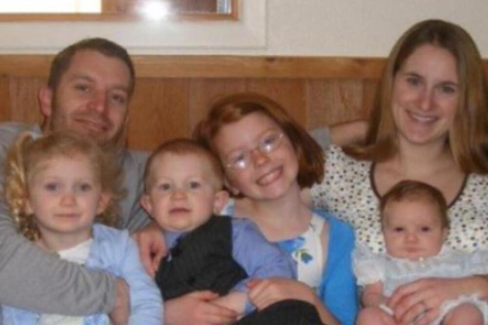 NA OVOJ PORODIČNOJ FOTOGRAFIJI KRIJE SE NEŠTO JEZIVO: Retko ko primećuje o čemu se radi! (FOTO)