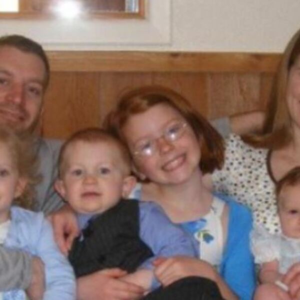 NA OVOJ PORODIČNOJ FOTOGRAFIJI KRIJE SE NEŠTO JEZIVO: Retko ko primećuje o čemu se radi! (FOTO)