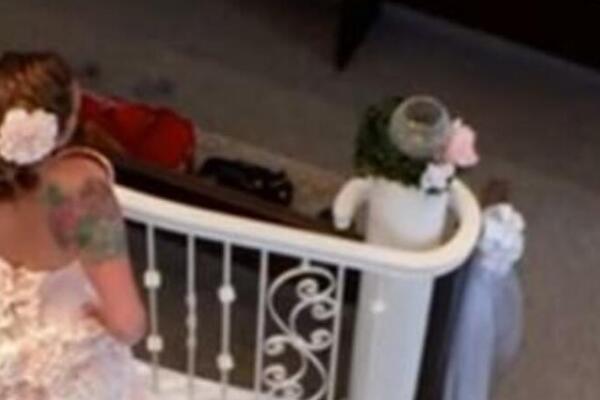 OVA MLADA OTPOZADI IZGLEDA NAJNORMALNIJE, ALI KADA SE OKRENE ISPADAJU VILICE: Kad su je videli, nastao je muk