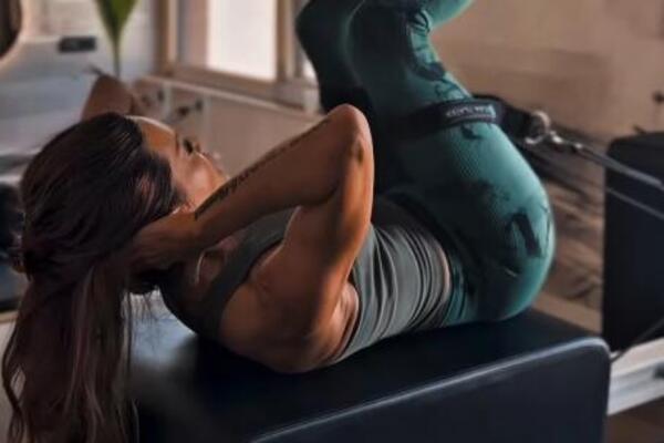 Ne čudi što je pola zemlje zaljubljeno u nju: Voditeljka u 52. godini izgledao kao boginja, duplo mlađe joj zavide