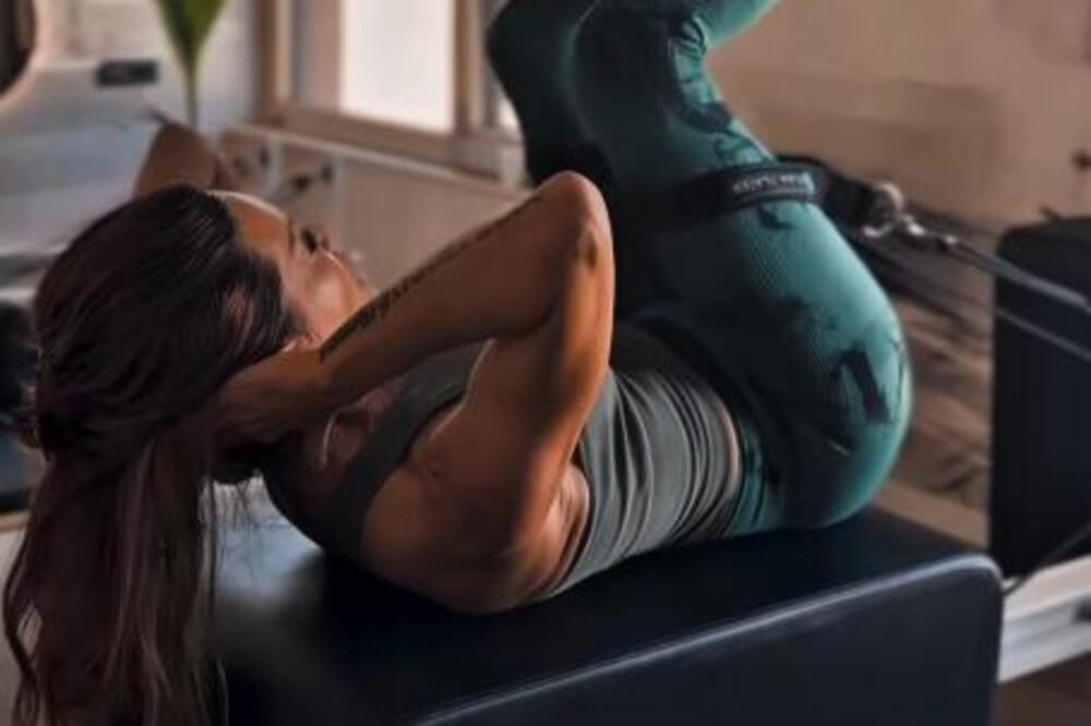 Ne čudi što je pola zemlje zaljubljeno u nju: Voditeljka u 52. godini izgledao kao boginja, duplo mlađe joj zavide