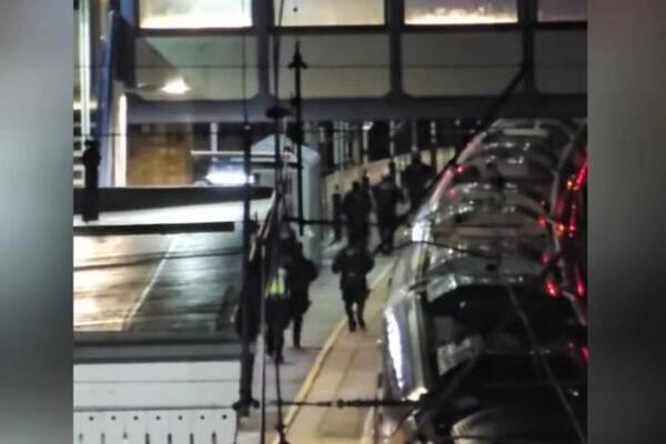 Horor, ljudi izbodeni u vozu u Engleskoj: Stravične scene tresu svet, devet osoba se bori za život (VIDEO)