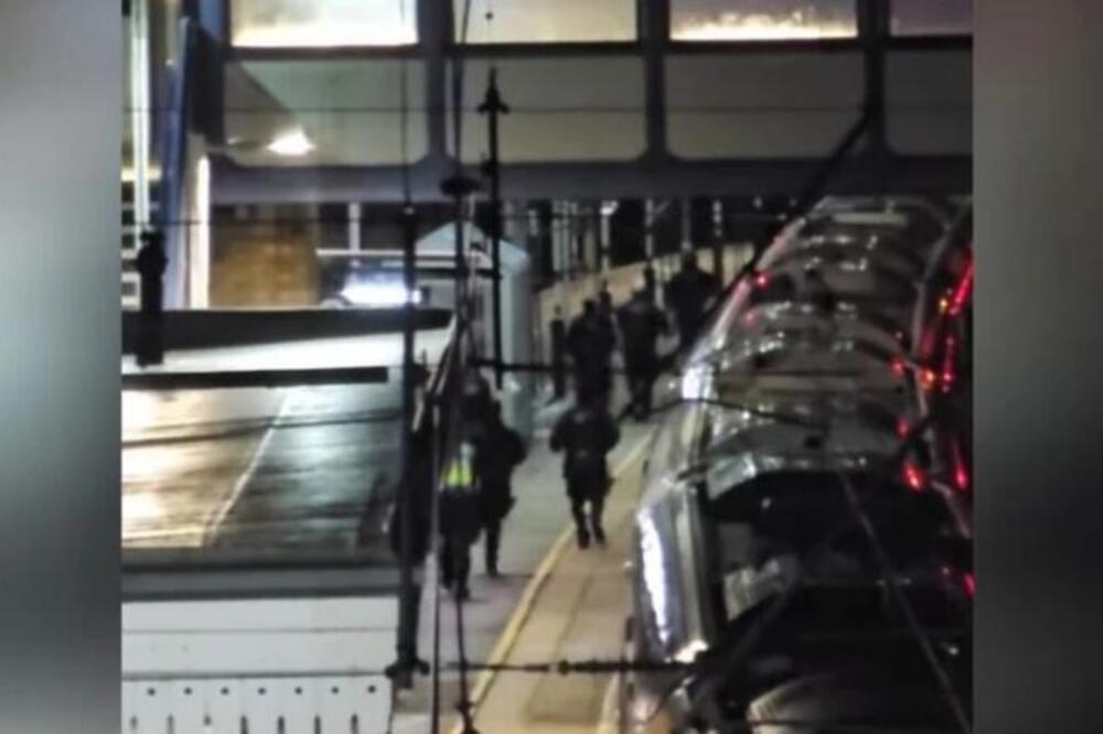 Ovaj čovek stoji iza stravičnog napada u Engleskoj: Išao i nasumično ubadao ljude po vozu