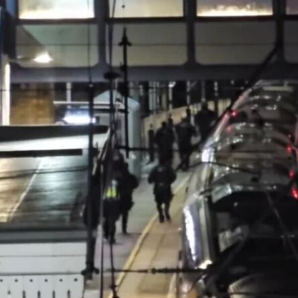 Horor, ljudi izbodeni u vozu u Engleskoj: Stravične scene tresu svet, devet osoba se bori za život (VIDEO)