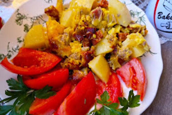 Pravo čudo na tanjiru: Preliveni krompir sa mlevenim mesom prste da poližete, bakin recept za ukusan ručak