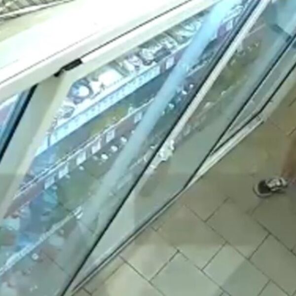 ZGODNA DEVOJKA JE UŠLA U PRODAVNICU, UZELA HRANU I ONDA ZADIGLA HALJINU: Majko mila, DA LI JE OVO REALNO? (FOTO)