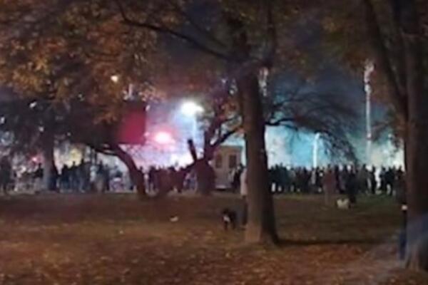 Policija sprečila masovnu tuču dve grupe građana: Haos ispred Skupštine Srbije
