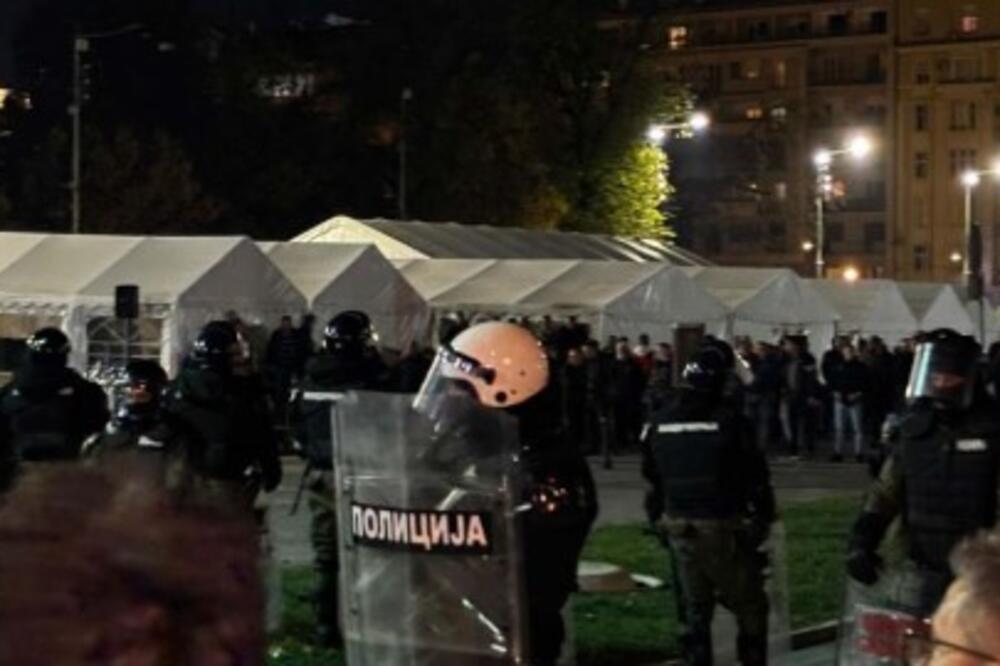 Oglasio se MUP o incidentu ispred Skupštine: Topovski udar povredio policajca, hitno prevezen u Urgentni centar