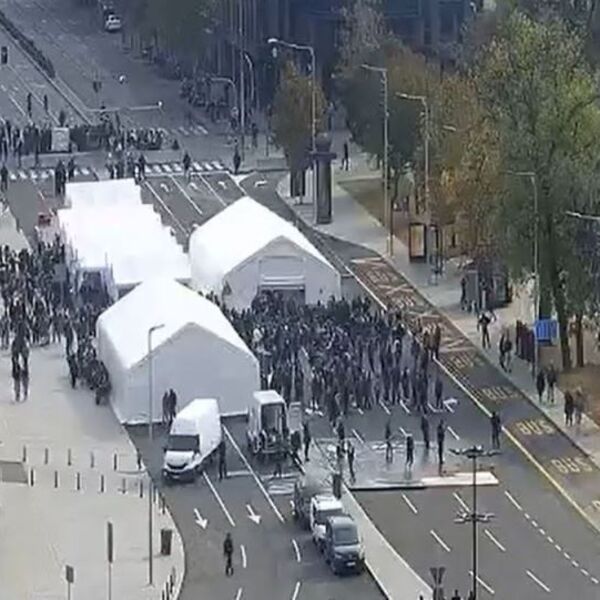 Okupljanje na raskrsnici Bulevara kralja Aleksandra i Takovske: Pušten saobraćaj niz Takovsku!