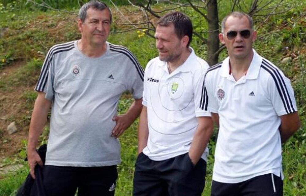 Viktor Trenevski (u sredini)