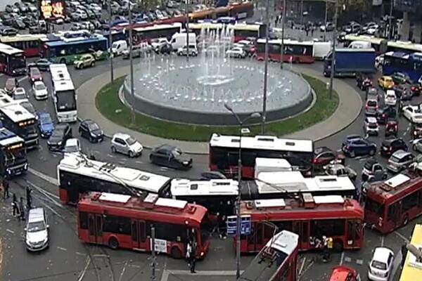 ŠPIC TEK SLEDI, A BEOGRAD SE VEĆ "CRVENI": Vozila se JEDVA KREĆU, kolaps je ŠIROM GRADA, nema igla gde da padne
