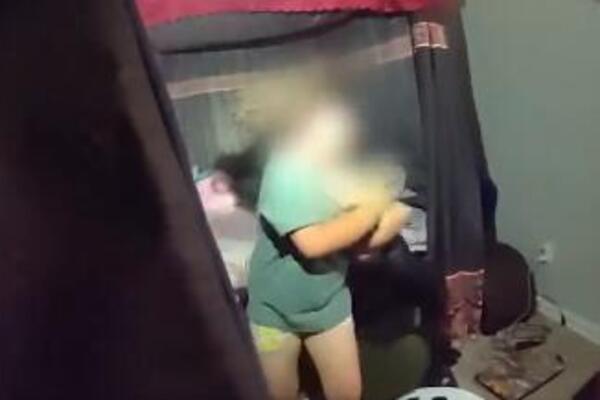 POKUŠAO NOŽEM DA ZAKOLJE SEDMOGODIŠNJEG BRATA, PA POPIO METAK U GLAVU! Kamere zabeležile HOROR! (UZNEMIRUJUĆE)