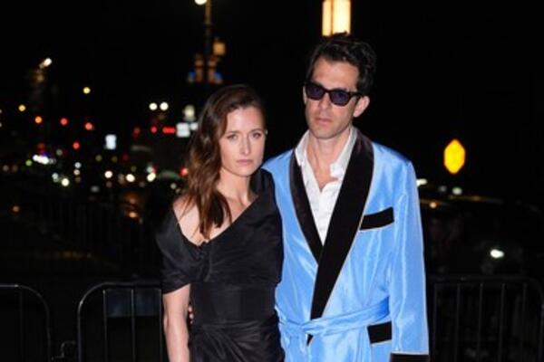 Crveni tepih ili kupatilo? Tekstopisac u bademantilu ukrao sve poglede - ŠTA BI ČOVEKU DA DOĐE OVAKO OBUČEN?