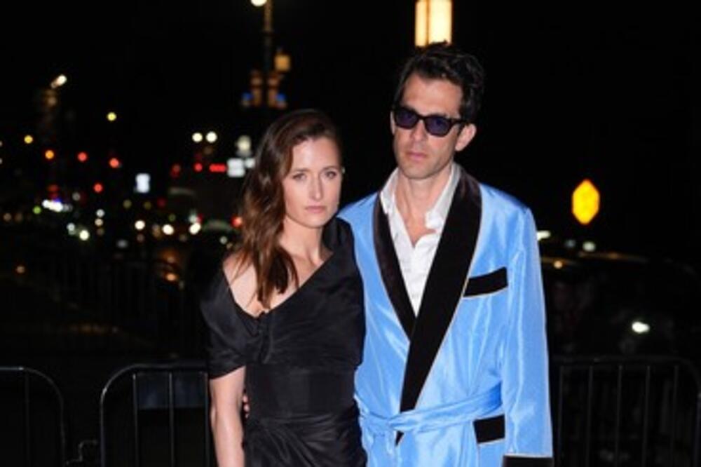 Crveni tepih ili kupatilo? Tekstopisac u bademantilu ukrao sve poglede - ŠTA BI ČOVEKU DA DOĐE OVAKO OBUČEN?