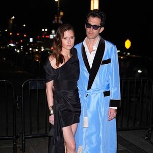 Crveni tepih ili kupatilo? Tekstopisac u bademantilu ukrao sve poglede - ŠTA BI ČOVEKU DA DOĐE OVAKO OBUČEN?