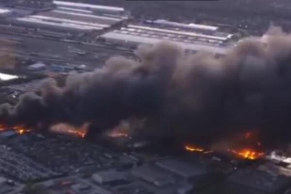 Broje se mrtvi nakon pada aviona u Americi: Srušio se kod aerodroma, gori na hiljade galona avio-goriva!