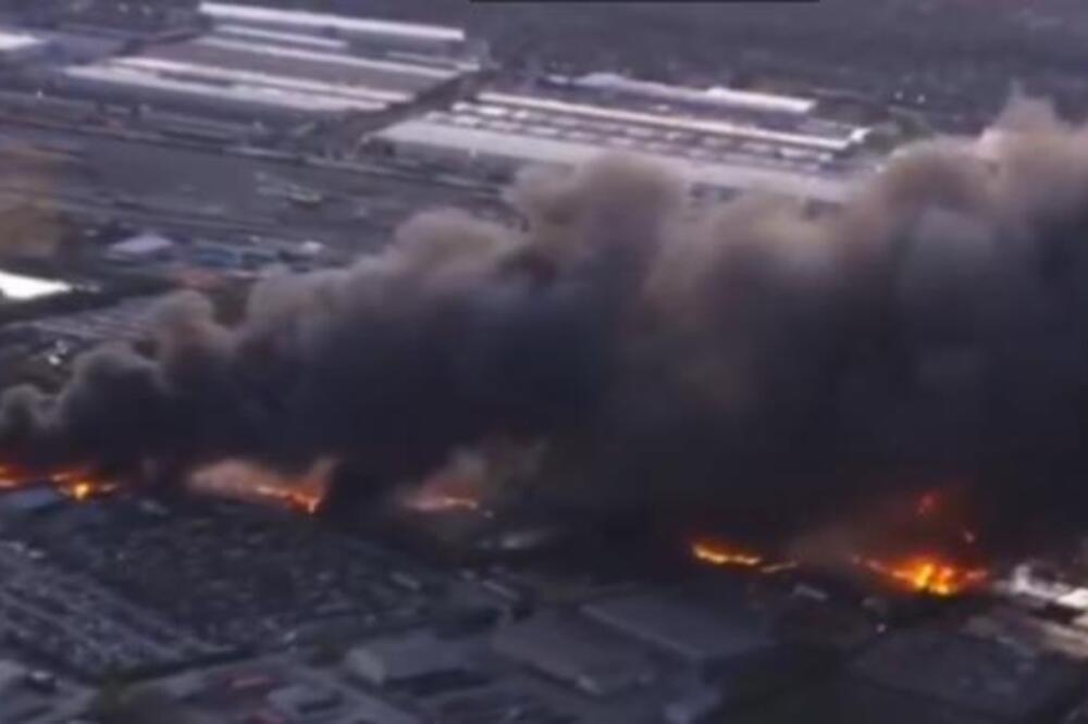 Broje se mrtvi nakon pada aviona u Americi: Srušio se kod aerodroma, gori na hiljade galona avio-goriva!