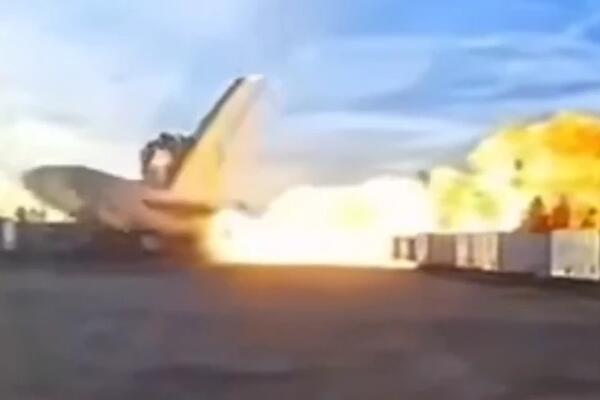 OVO JE TRENUTAK KADA SE SRUŠIO AVION U AMERICI: Broje se MRTVI, puklo je kao BOMBA, stravična eksplozija! (VIDEO)