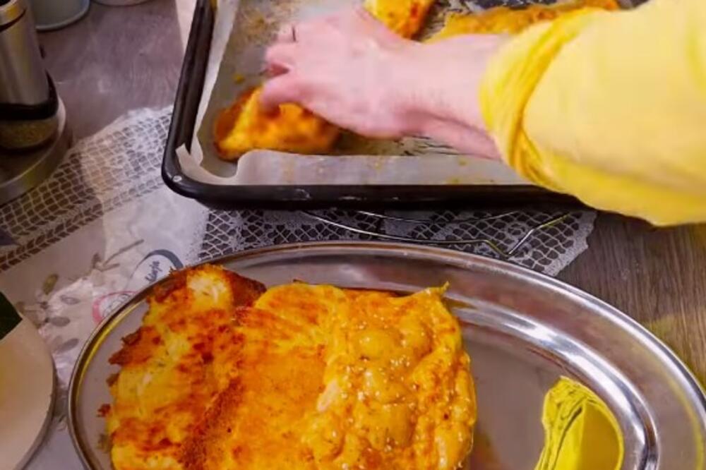 TRIK JE U JEDNOM! Pileće šnicle iz rerne će ukućani OBOŽAVATI - ŽENE, probajte recept, ostaje baš sočna i mekana