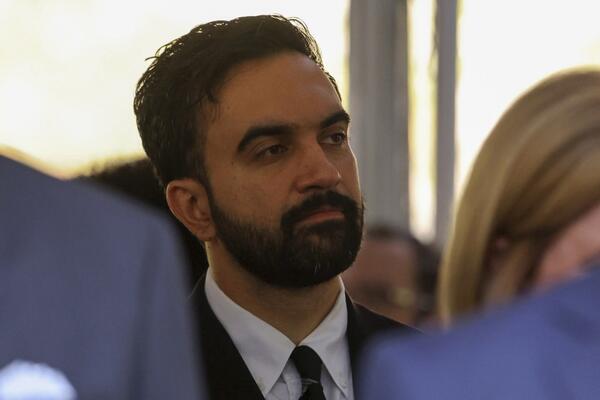 OVA HRVATICA SE NE ODVAJA OD MUSLIMANA KOJI JE POKORIO AMERIKU! On pokazivao ALBANSKOG ORLA, a ona... (FOTO)