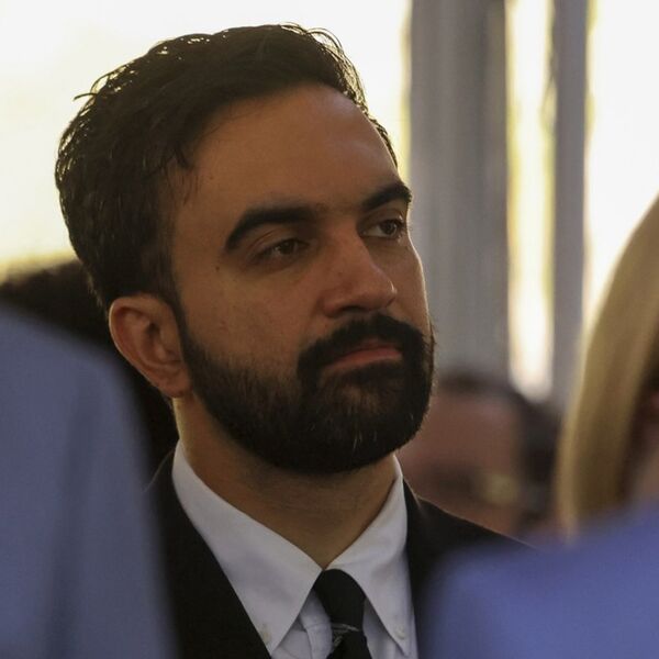 OVA HRVATICA SE NE ODVAJA OD MUSLIMANA KOJI JE POKORIO AMERIKU! On pokazivao ALBANSKOG ORLA, a ona... (FOTO)