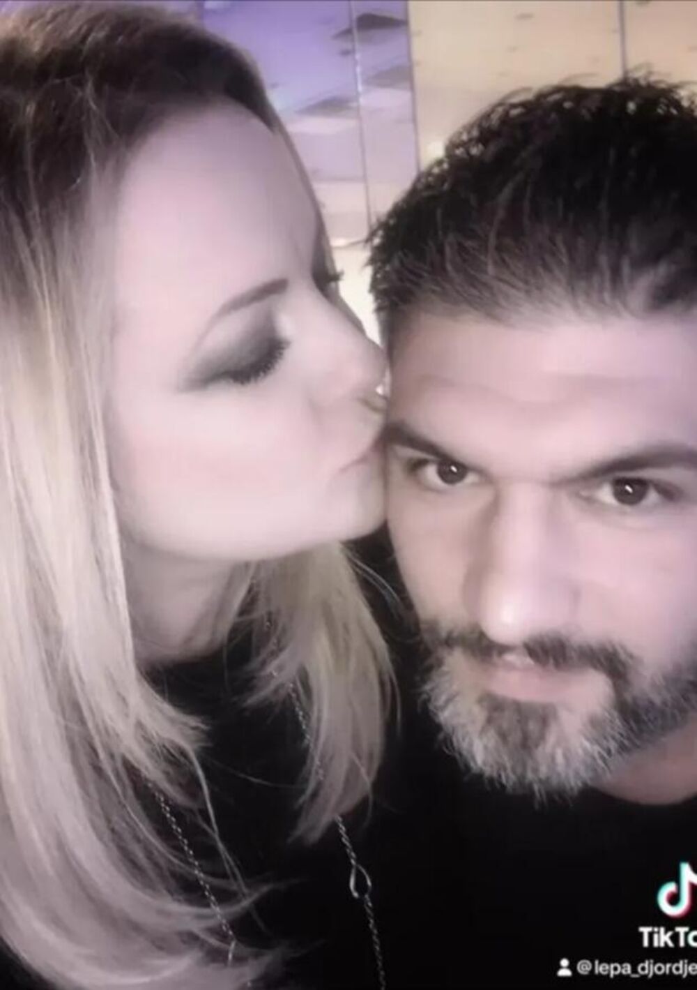 Lepa se udala zbog papira