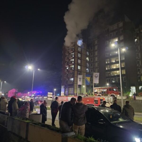 "DUGO JE BIO NA PROZORU, DIM JE..." Fotograf iz Tuzle opisao najpotresniju scenu nakon strašnog požara! (FOTO)