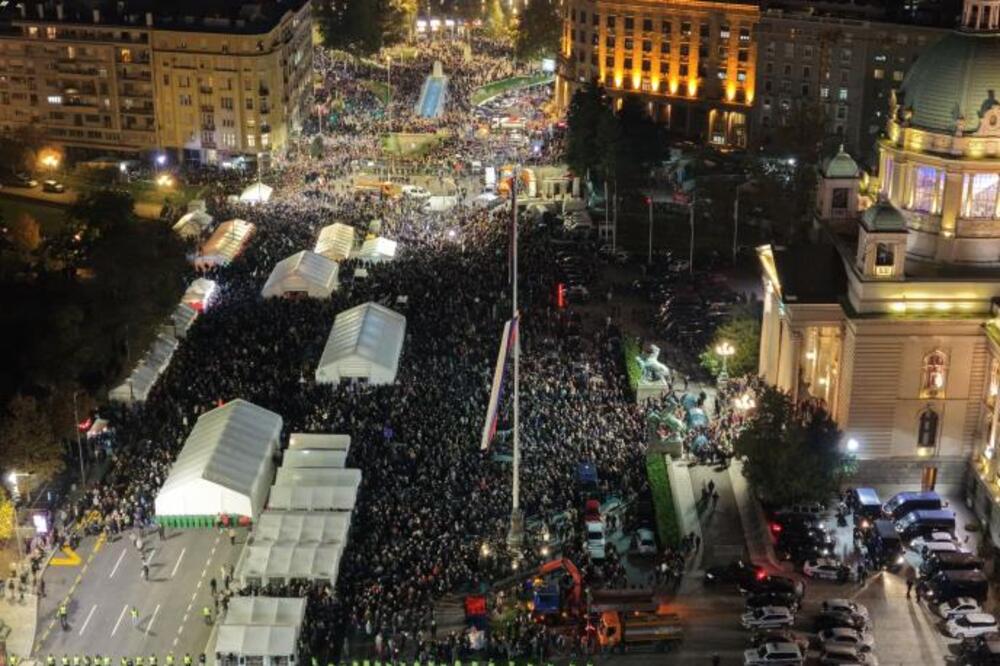 Doček Srba sa KiM ispred Skupštine Srbije (FOTO)