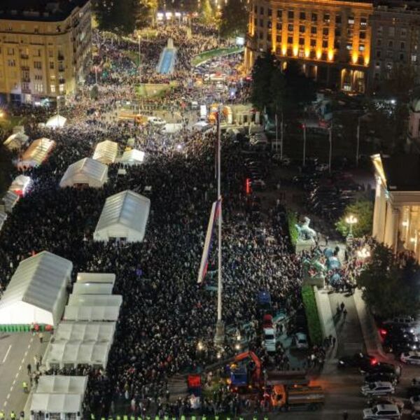 Doček Srba sa KiM ispred Skupštine Srbije (FOTO)