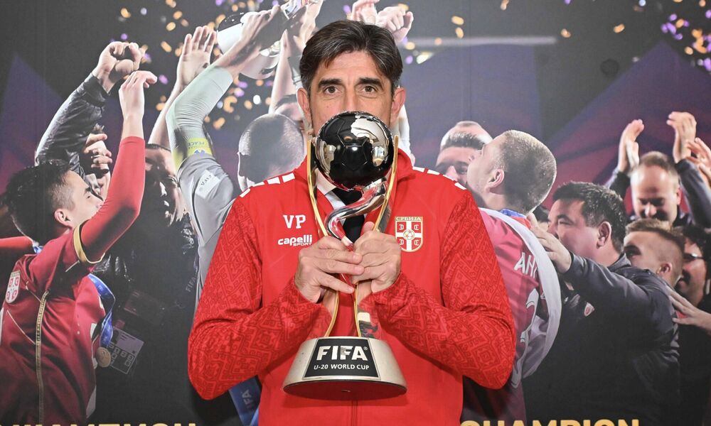 Veljko Paunović sa peharom omladinskog svetskog šampiona osvojenog 2015. godine