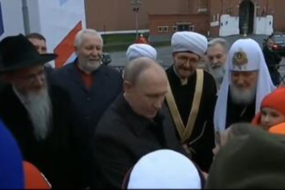 JEDANAESTOGODIŠNJA DEVOJČICA PONIZILA PUTINA PRED KAMERAMA! Rus pocrveneo kao bulka, u sekundi nastao MUK! (VIDEO)