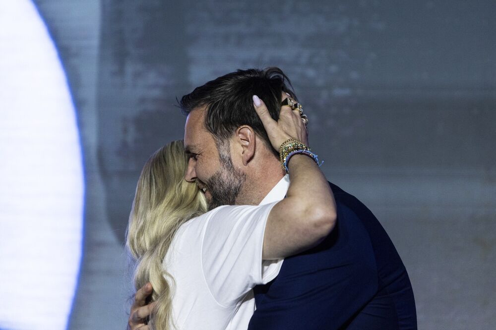 Neprimeran zagrljaj između Erike i Džej Di Vensa 