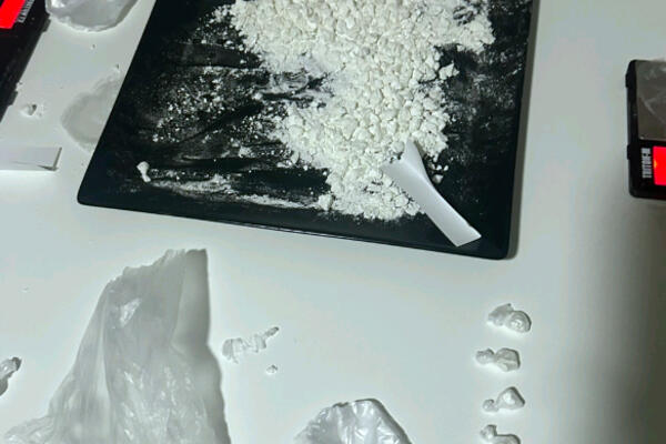 ZAPLENJENO PREKO 100 KILOGRAMA MARIHUANE I SKORO 2 KILOGRAMA KOKAINA: Odvojene akcije policije u Kragujevcu i Nišu