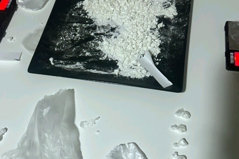 ZAPLENJENO PREKO 100 KILOGRAMA MARIHUANE I SKORO 2 KILOGRAMA KOKAINA: Odvojene akcije policije u Kragujevcu i Nišu