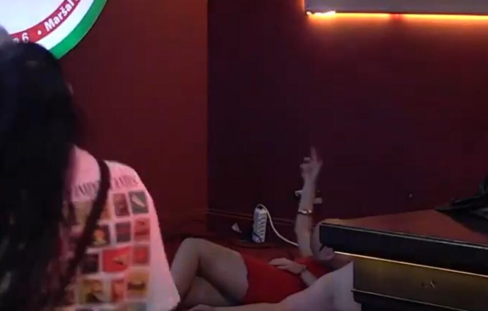 NI STIDA NI SRAMA, PRED LJUDIMA SE DOHVATILI! Par u KAZINU šokirao SRBE - prave bebu, a kamera SAMO SNIMA AKCIJU