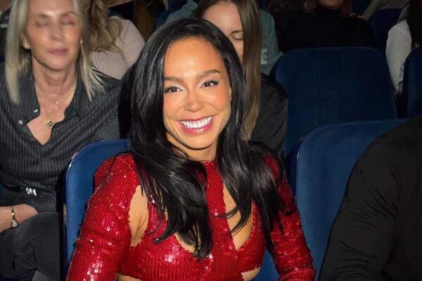 Ceo grad gleda u njenu ultra kratku haljinu: Smelo izdanje ostavilo muški rod bez daha, žena izgleda kao milion