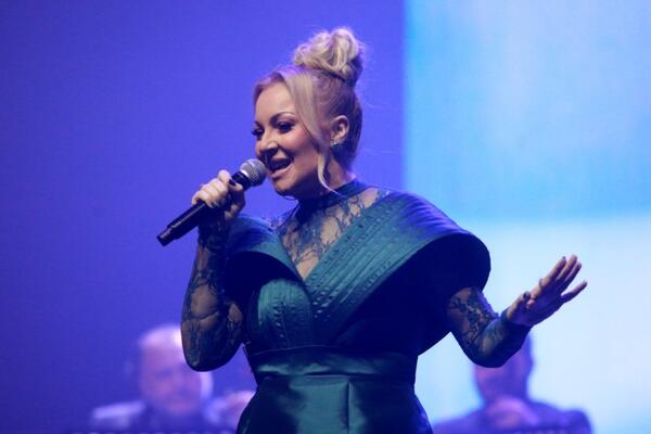 ESPRESO SAZNAJE! Ćerka pevača pevala prateće vokale Ivani Selakov - sinoć očarala Beograd, ZNATE LI ČIJA JE KAĆA?