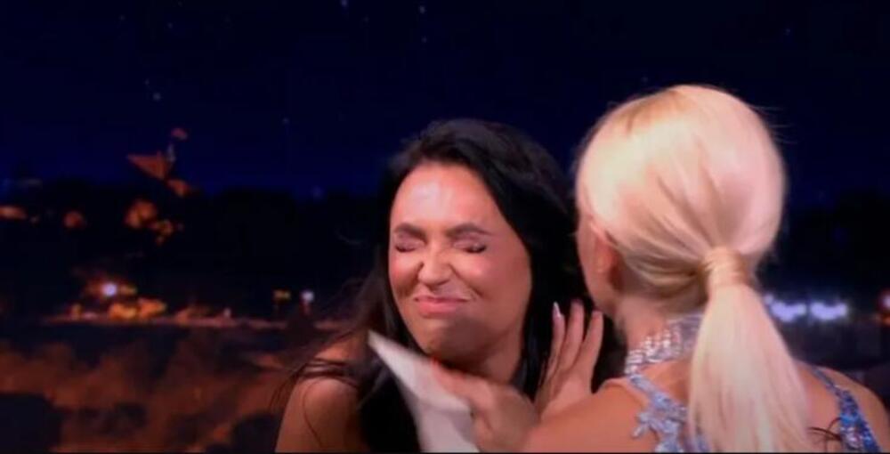 VODITELJKA JUTARNJEG POPILA ŠAMAR USRED PROGRAMA! Otisak joj ostao na obrazu, šok na Pinku