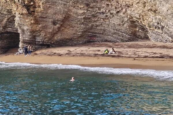 Dok se svi smrzavaju, ovaj mladić prkosi vremenu... Usred novembra napravio šok potez, ceo Balkan na nogama (VIDEO)