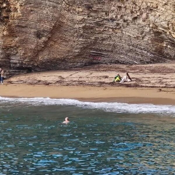 Dok se svi smrzavaju, ovaj mladić prkosi vremenu... Usred novembra napravio šok potez, ceo Balkan na nogama (VIDEO)